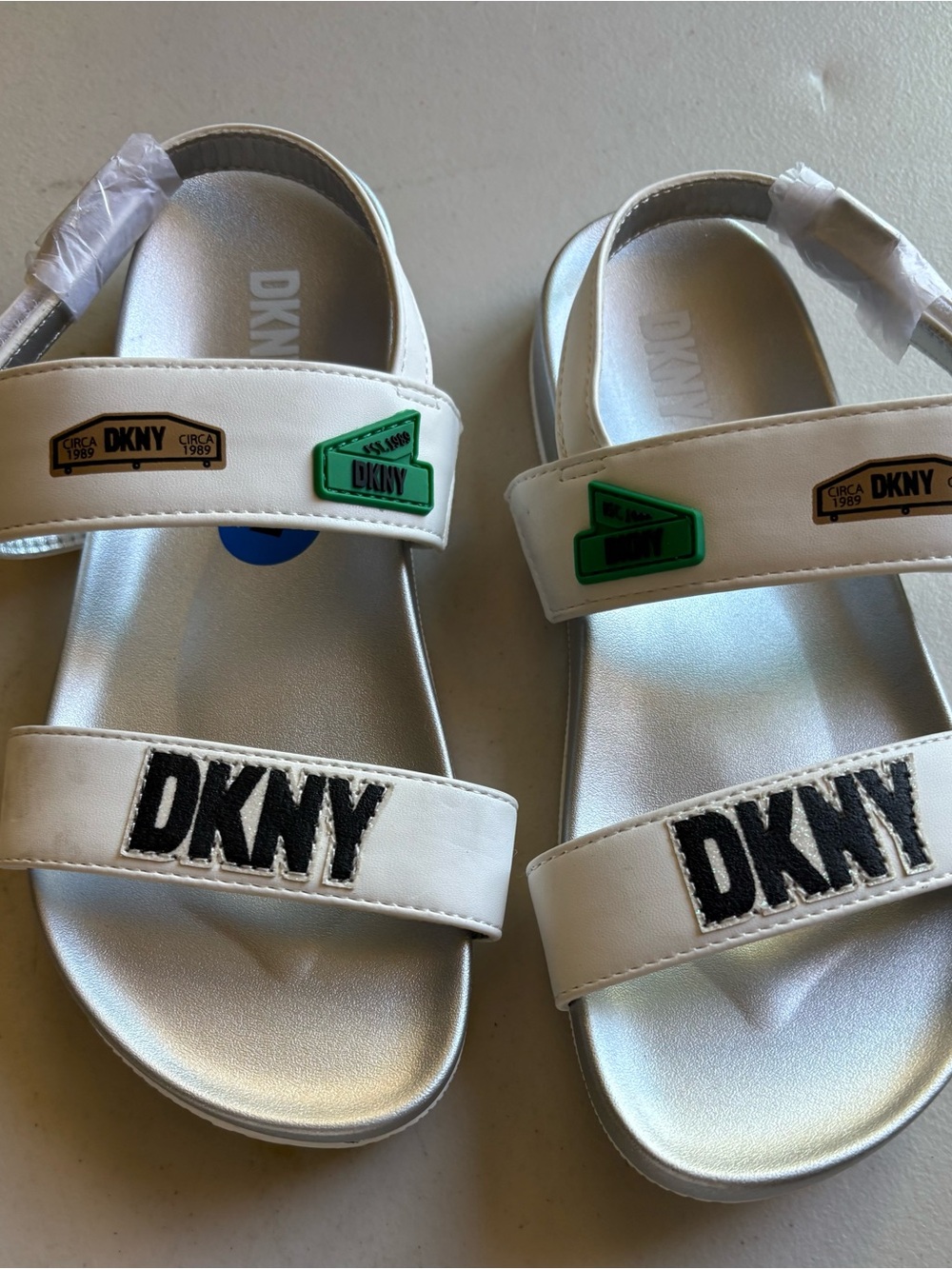 New DKNY Kids White Logo Strap Sandals with Green Accent Sz 2